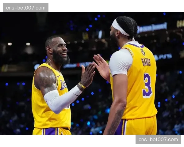 回顾湖人四月征程：詹姆斯的突破分球如何创造联盟顶级定点投篮机会