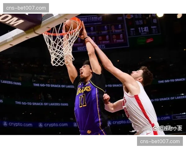 湖人残阵取胜背后的战术逻辑：极致进攻效率与节奏控制